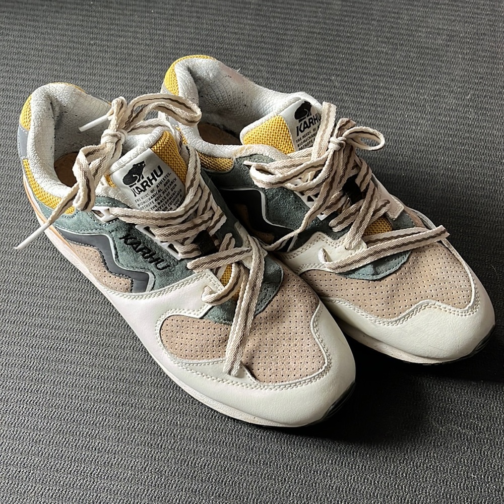 Karhu Synchron Classic in Lily White and Jet Black 7.5